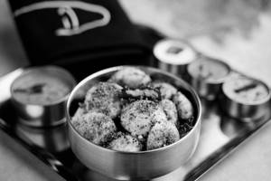 Ghee Karuvepillai Podi Idli (20 Pcs)
