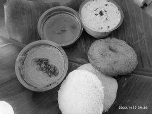 Idli [2pieces] with Vada [1 Vada]