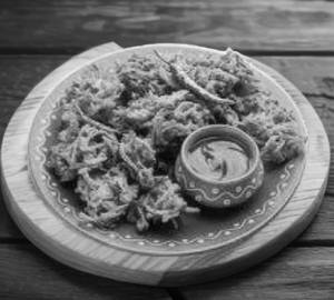 Onion Pakoda With Green Chutney And Sauce