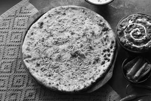 Tandoori Bhujia Chilli Paratha With Dal Mkhani & Raita
