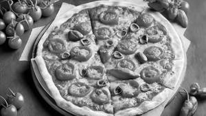 Chilli tomato pizza