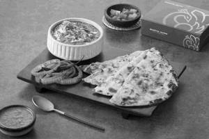 Butter Naan (2 Pc) With Paneer Labadbar