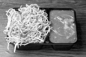Veg Hakka Noodles + Chilli Paneer (4 Pcs) With Thums Up[250 Ml]