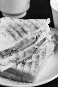 Veg Grilled Sandwich (4 Pcs)