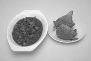 Samosa Chole (2 Pcs)