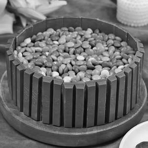 KitKat Gems Cake [500 grams]
