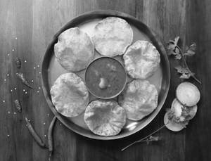 Aloo ki Sabji with 6 Poori