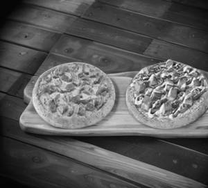2 Regular Deluxe Paneer Pizza Combo