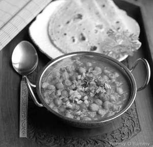 Chole With 3 Chapati