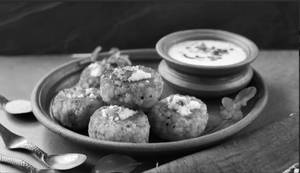 Sabudana Vada 4 Pcs With Curd