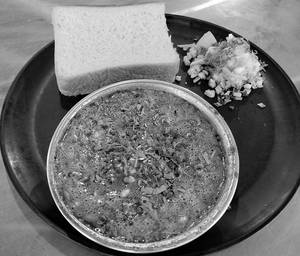 Fakkad Misal With Bread (2 Slices)