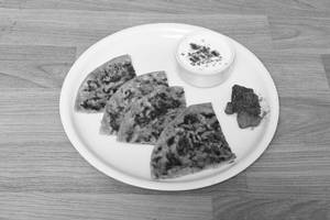 Pyaz Paratha With Pickle