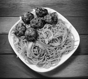 Veg Chowmein + Veg Manchurian Gravy (8 pcs)
