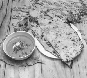 Cheese Naan With Gravy