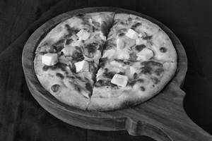 Paneer and Onion Pizza
