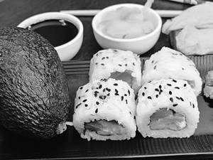 Vietanamese Salmon Avacado Roll (8 Pieces)