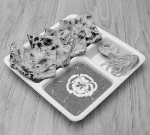 Onion Kulcha With Gravyy