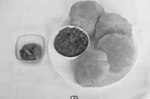 Plain Poori With Chole (4 Pcs)