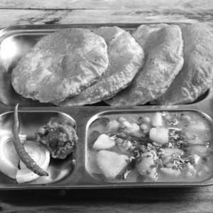 Poori sabzi (4 Pcs Of Poori)