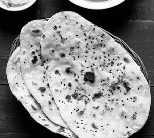 Naan 2 Nos(4 Pcs) With Veg Gravy