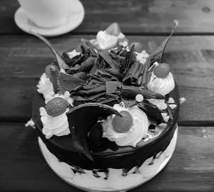 Black Forest Cake [500 grams]+Knife+Candle+Optional Tag