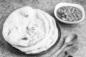 Chicken Keema Curry With 4 Tandoori Roti