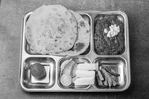 Sarso Saag + 2 Pcs Makai Roti +sweet/ Salad/ Achar