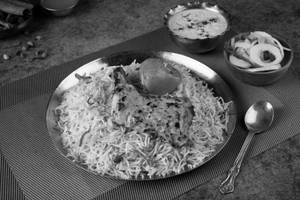 Afghani Tandoori Chicken Biryani With Raita