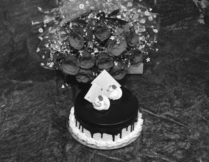 Chocolate Cake[500g] + 10 Red Roses