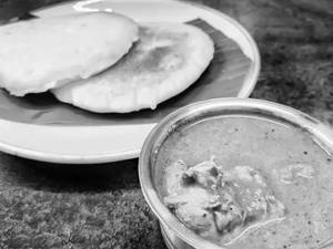 Thatte Idli With Chicken Sukka 