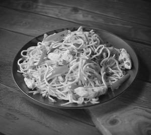 Schezwan noodles chicken