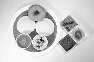 Plate Idli And Single Piece Vada
