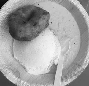 Vada & Idli With Chutney Dip