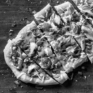 Roast chicken pizza