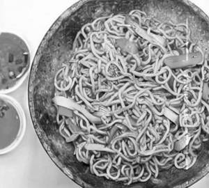 Veg hakka noodels