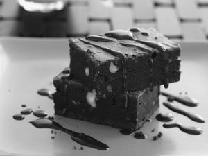 Hot Walnut Brownie With Choclate Syrup