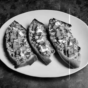 Stuffed Paneer Makhani Garlic Bread
