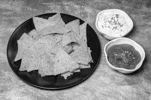 Nachos With Cheese And Salsa Dip