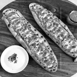 Peri Peri Paneer Red Paprika Stuffed Garlic Bread