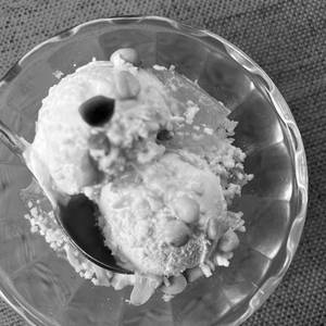 Fresh coconut ice cream sundae [itim gati]