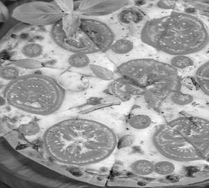 Cheese tomato pizza
