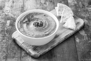 Pita Bread With Hummus Dips