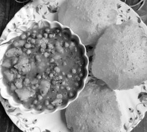 4 poori with bhaji