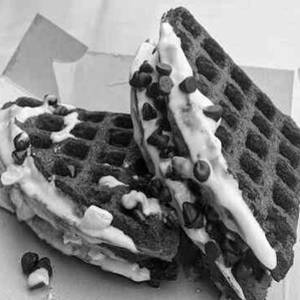 Choco Chips Milky Red Waffle