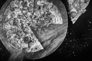 Frutti - de - mare pizza (mixed sea food)