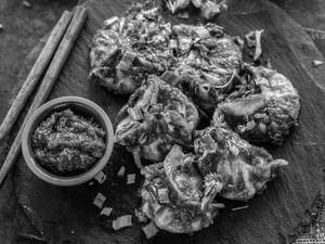 Schezwan fried wheat momos