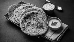 Paneer Paratha with Plain Curd [1pc]