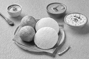 Idli (2 Pcs) Mysore Bajji (2 Pcs)