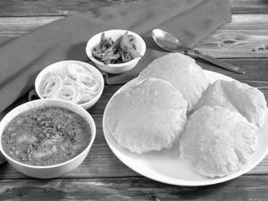 Puri [6 Pieces] + Sabji + Salad