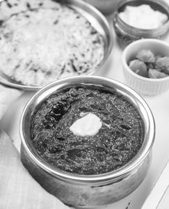 Sarson Ka Saag Aur 2 Makki Roti